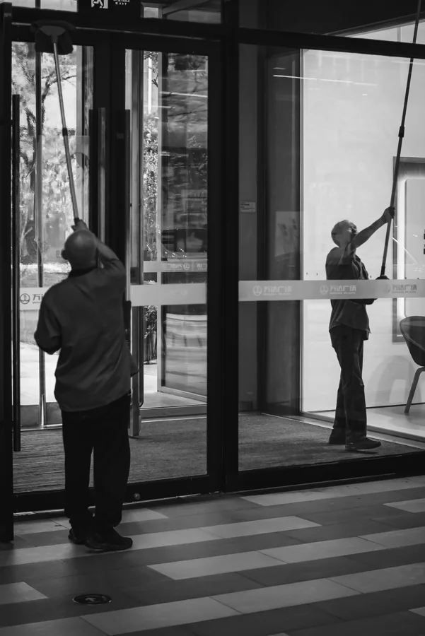 Professionelle Reinigung großer Glasflächen in einem Gewerbegebäude