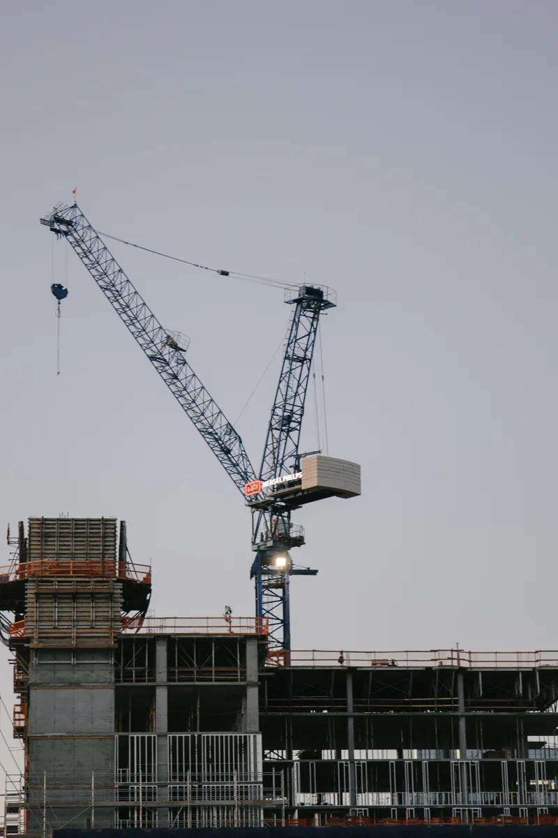 Bauprojekt mit Hochbau und Turmkran